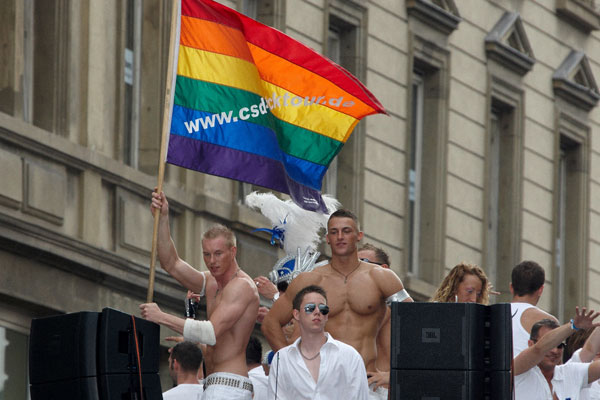 KKE_CSD-Parade_Regenbogen